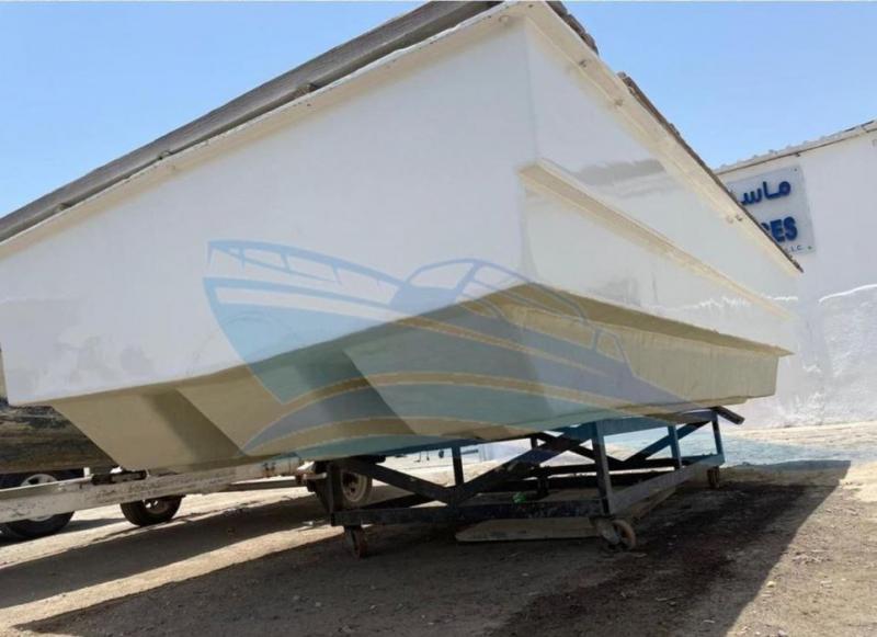 للبيع عوامة فيبر جلاس سطاح خشب طول5,67 و عرض 3,03 في ابوظبي