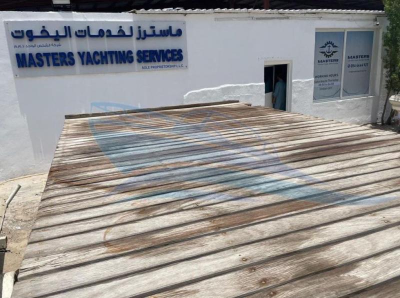 للبيع عوامة فيبر جلاس سطاح خشب طول5,67 و عرض 3,03 في ابوظبي