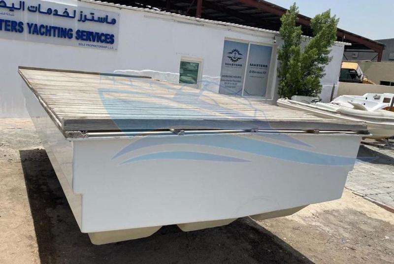 للبيع عوامة فيبر جلاس سطاح خشب طول5,67 و عرض 3,03 في ابوظبي