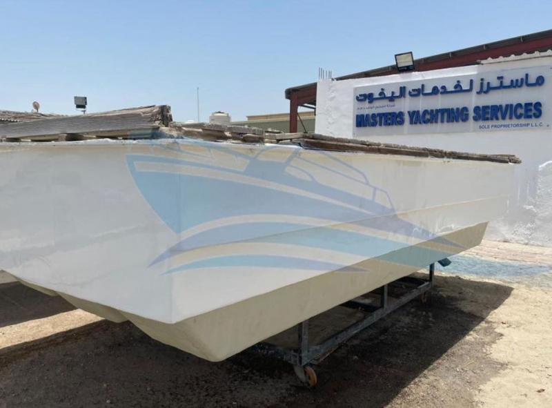 للبيع عوامة فيبر جلاس سطاح خشب طول5,67 و عرض 3,03 في ابوظبي