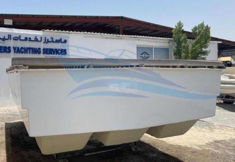 للبيع عوامة فيبر جلاس سطاح خشب طول5,67 و عرض 3,03 في ابوظبي