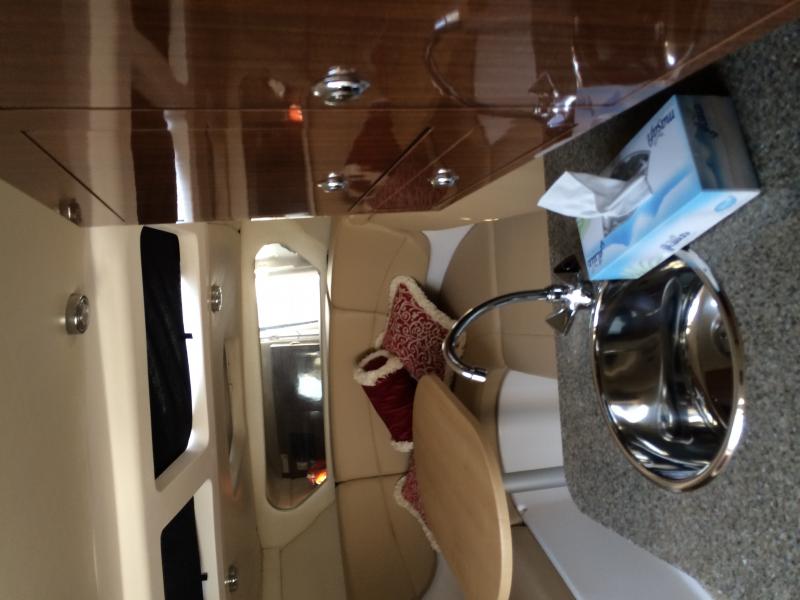 يخت صغير بطول ٣٠ نوع ريجال أمريكي رائع للبيع مع موقف في نخلة جميرا مجاناً