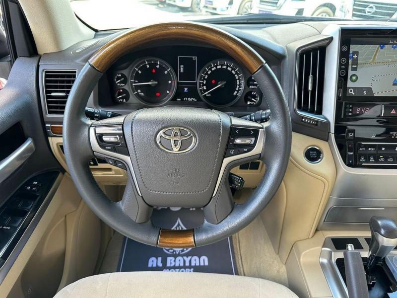 للبيع تويوتا لاند كروزر VXR V8 5.7 ابيض بدون صبغ او حوادث 2017 في ابوظبي
