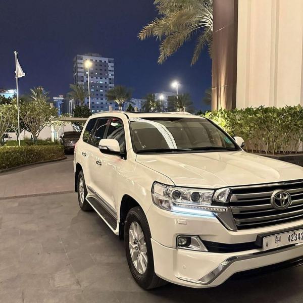 للبيع استيشن GX.R .V8 موديل 2017 ابيض فل مواصفات تجيكات الوكالة