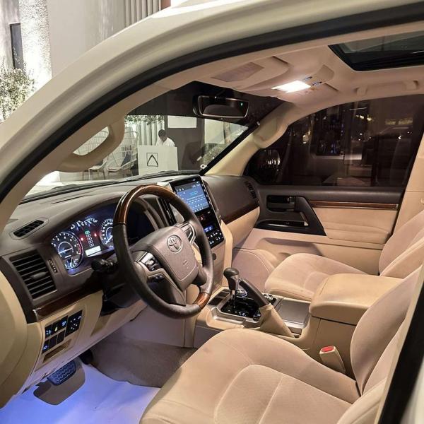 للبيع استيشن GX.R .V8 موديل 2017 ابيض فل مواصفات تجيكات الوكالة