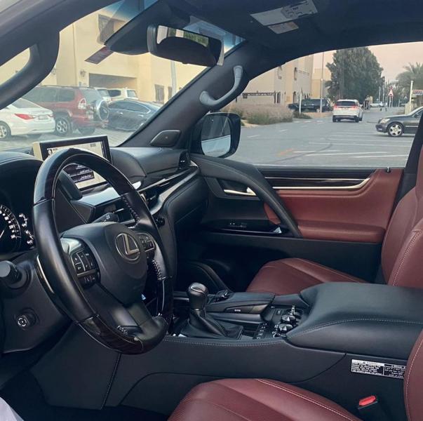 للبيع لكزس LX570 وارد الفطيم موديل 2021 سقنجر فول اوبشن في ابوظبي