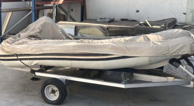 للبيع قارب مطاطي مع محرك 4 حصان MERCURY