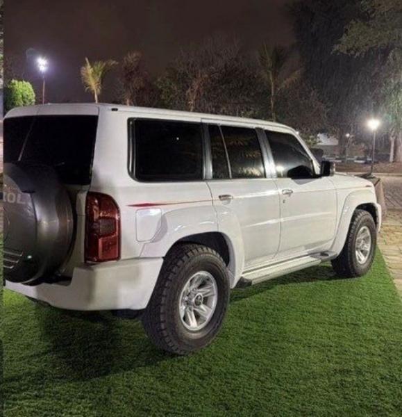 للبيع نيسان فتك سفاري موديل 2015 قير عادي مزود و مبرمج بالكامل