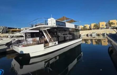 Luxury House Boat Model: 2025