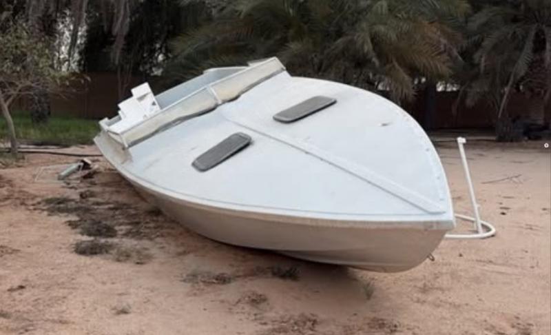 للبيع speed boat قرف خالي نظيف بدون تريله