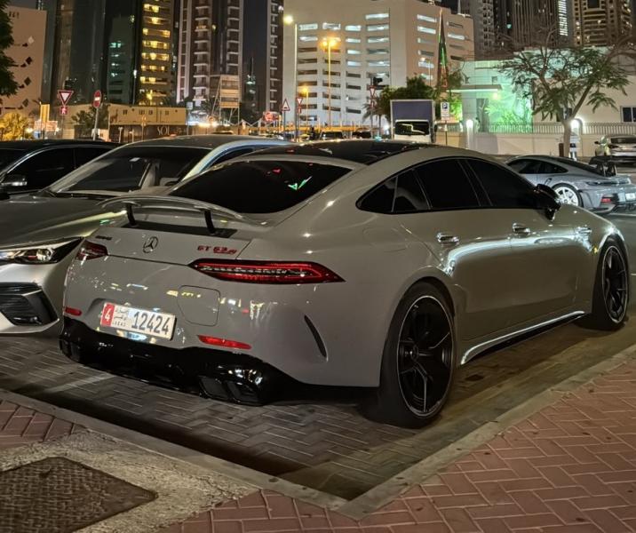 للبيع مرسيدس بنز GT63SE PERFORMANCE هايبرد موديل 2023 فل اوبشن وارد المانيا تحت الضمان 