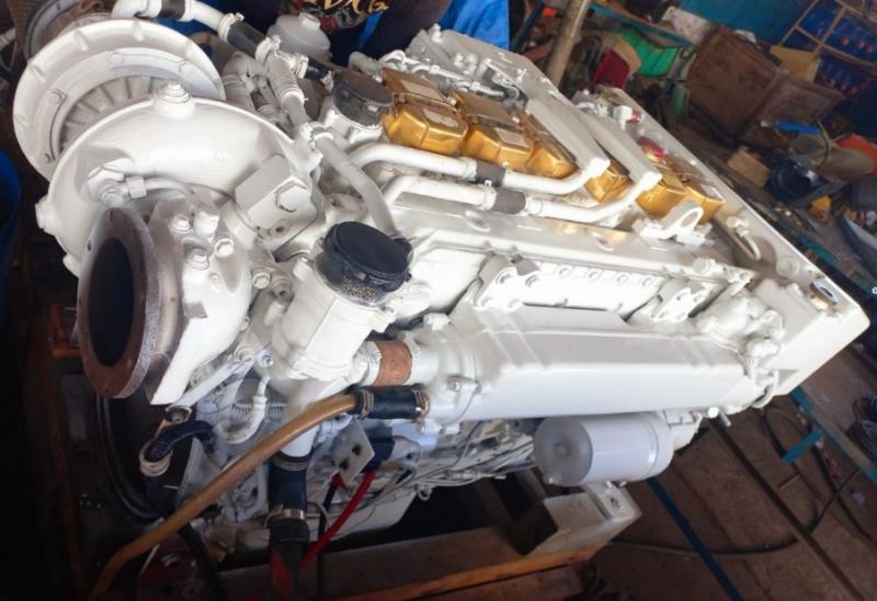 2 MAN MARINE ENGINES R6-800 HP MODEL 2008
