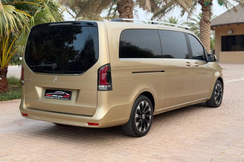 للبيع مرسيدس V300 موديل 2025 خليجي من وكالة الإمارات للسيارات