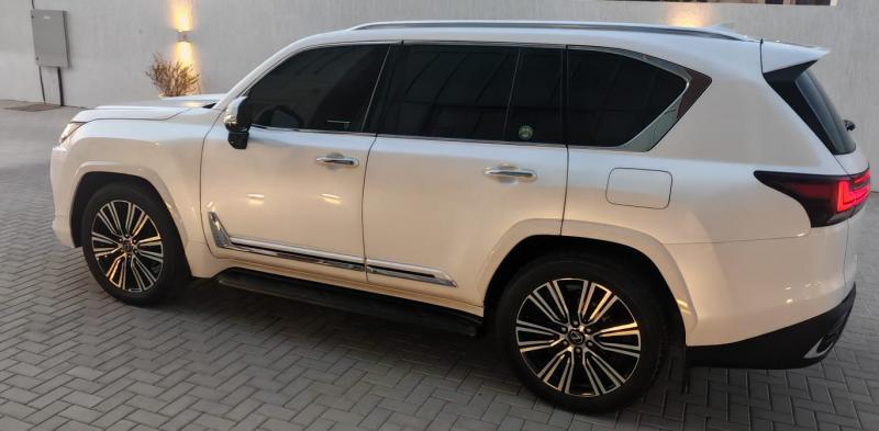 للبيع لكزس LX600 Signature موديل 2024 فل اوبشن خليجي تحت الضمان 