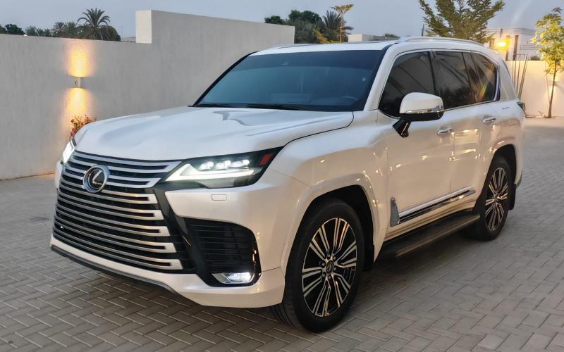 للبيع لكزس LX600 Signature موديل 2024 فل اوبشن خليجي تحت الضمان 