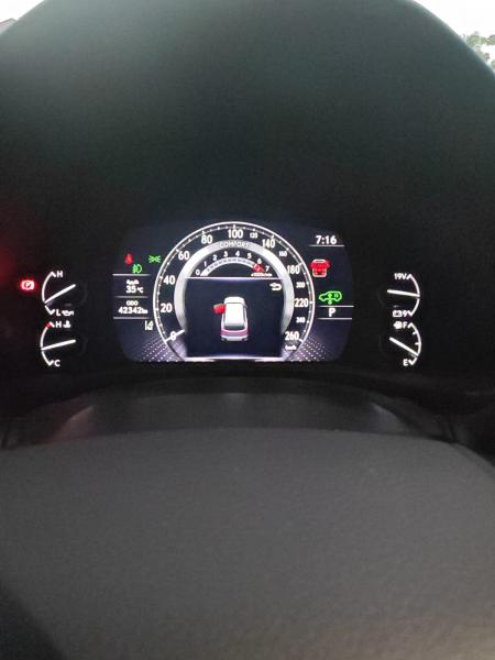 للبيع لكزس LX600 Signature موديل 2024 فل اوبشن خليجي تحت الضمان 