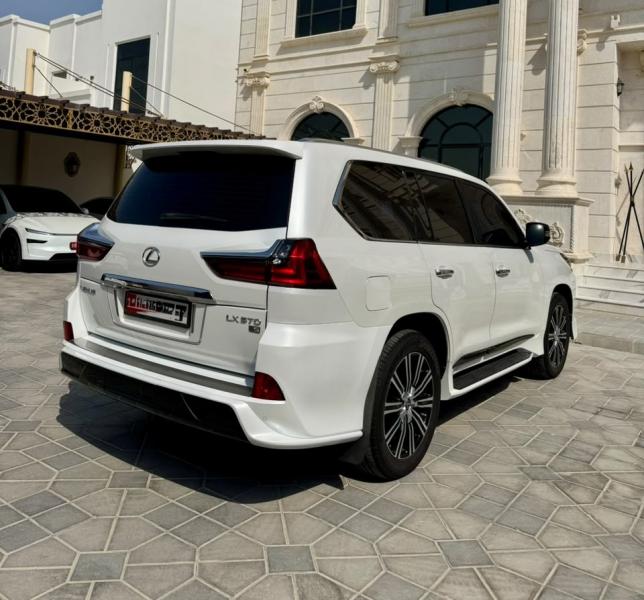 للبيع لكزس LX570 موديل 2018 من الوكاله مالك اول