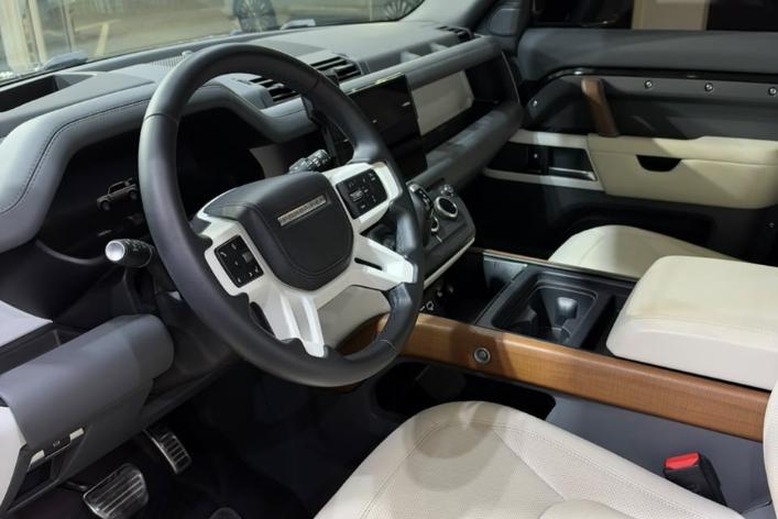 للبيع لاند روفر Defender X-Dynamic موديل 2024
