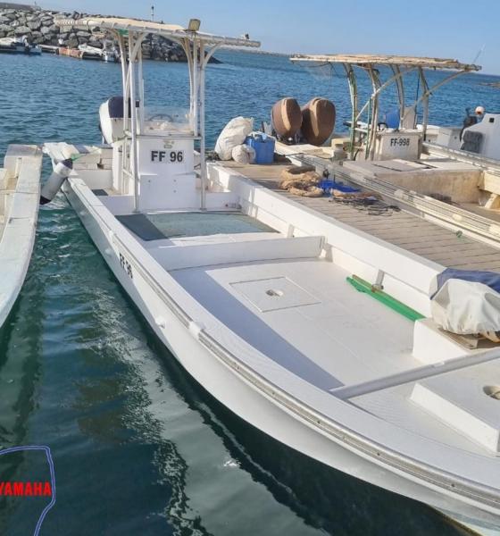 للبيع قارب بن ضبوي طول 27 قدم مع مكينة