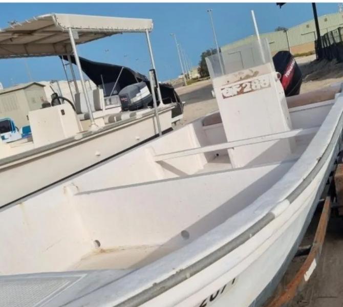 للبيع طراد طول 22 قدم عليه مكينة توهاتسو