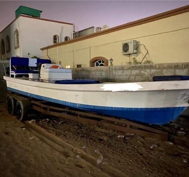 للبيع طراد رقاي 28 قدم مع مكاين وقالوصة