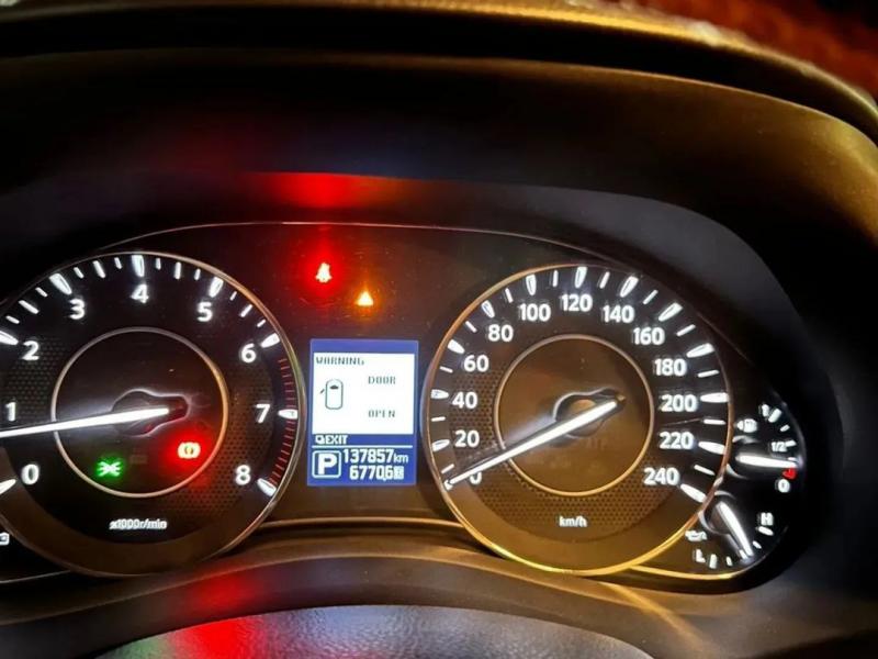 للبيع نيسان بلاتينيوم فول اوبشن مكينة صغيرة موديل 2015 بدون حوادث او صبغ اخر تشييك في الوكاله