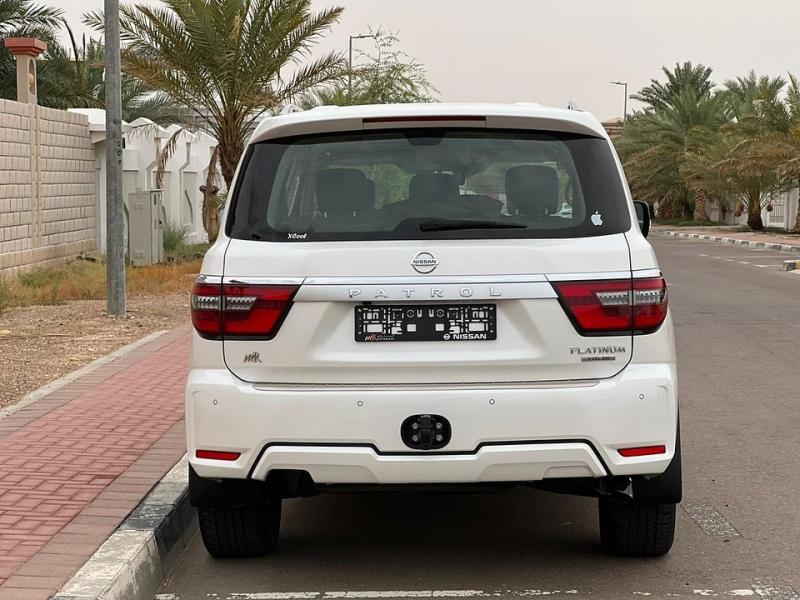 للبيع نيسان بلاتينيوم 2020 المكينه الكبيره فول ابشن 1/1 السياره تحت الضمان ابيض من داخل اسود