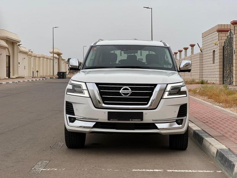 للبيع نيسان بلاتينيوم 2020 المكينه الكبيره فول ابشن 1/1 السياره تحت الضمان ابيض من داخل اسود