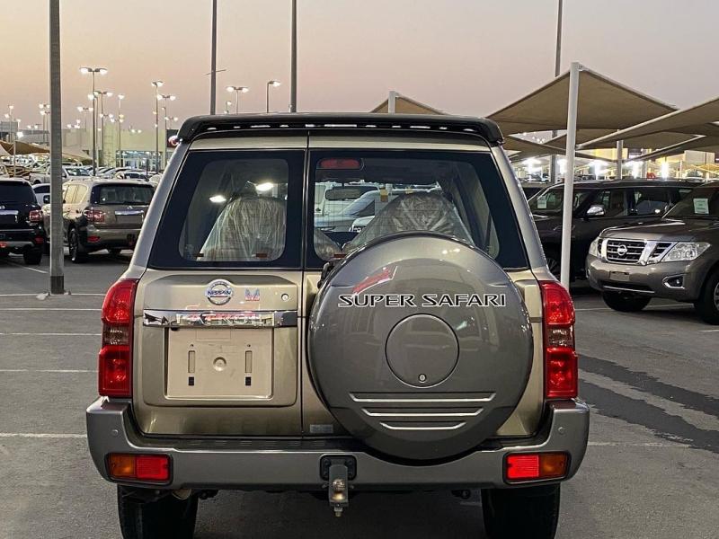 للبيع النوع :-نيسان باترول الفئة :- سوبر سفاري الموديل::2020 اللون الخارجي : ذهبي اللون