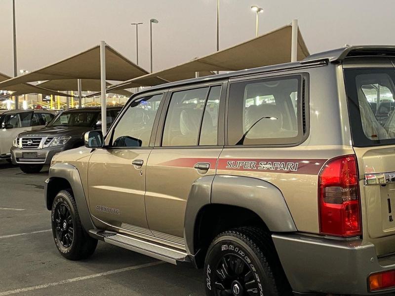 للبيع النوع :-نيسان باترول الفئة :- سوبر سفاري الموديل::2020 اللون الخارجي : ذهبي اللون