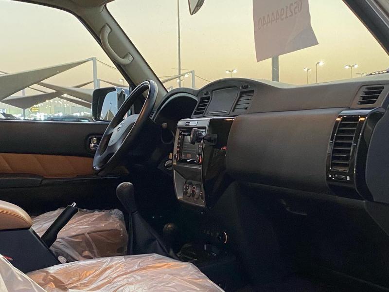 للبيع النوع :-نيسان باترول الفئة :- سوبر سفاري الموديل::2020 اللون الخارجي : ذهبي اللون