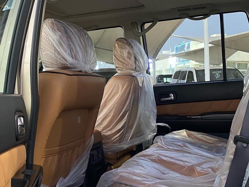 للبيع النوع :-نيسان باترول الفئة :- سوبر سفاري الموديل::2020 اللون الخارجي : ذهبي اللون