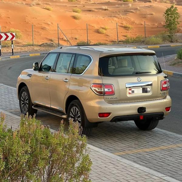 للبيع النوع : نيسان بلاتينيوم SE320 .. موديل : 2012 .. المواصفات : فتحة ، جلد , 3 شاشات ، دبة تماتيك