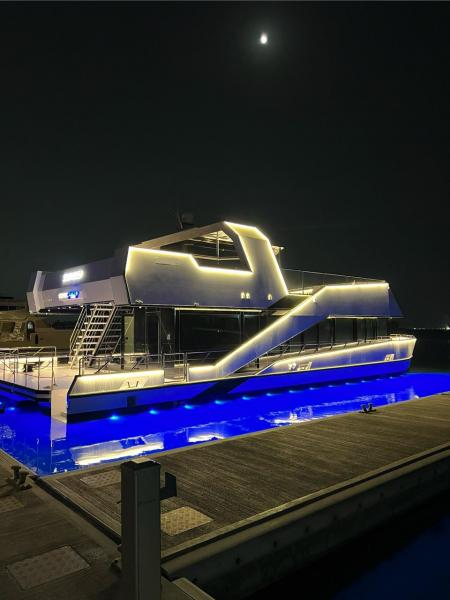 للبيع عوامه الكوس مارين 2023  حجم طول 22 متر والعرض 8 متر