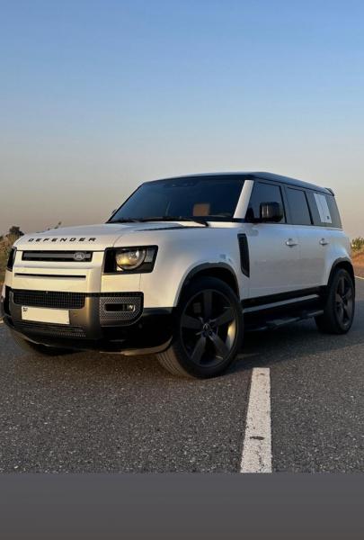 للبيع لاند روفر ديفندر P525 V8 موديل 2023 وارد كلين تايتل 