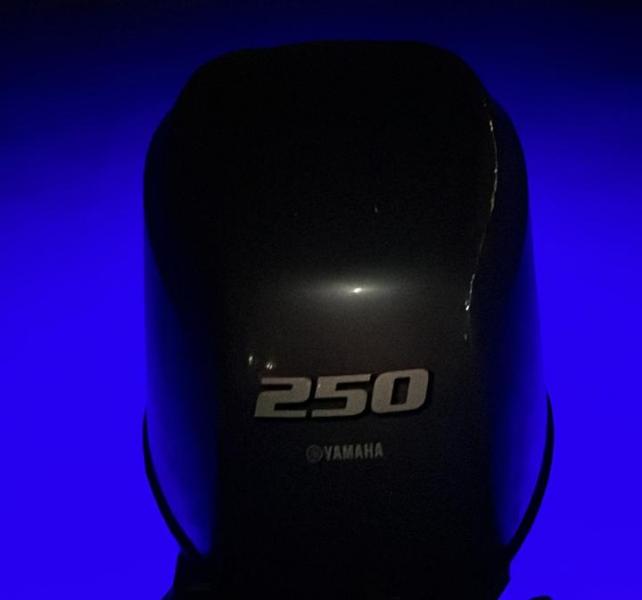 للبيع قارب 25 قدم (الشعالي مارين) مكينة 250 ياماها 4 ستروك 2014 