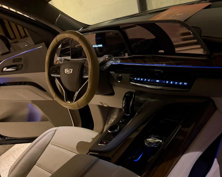 للبيع كاديلاك سكاليد بريميوم لاكجري بلاتينيوم موديل 2024 خليجي فل اوبشن 