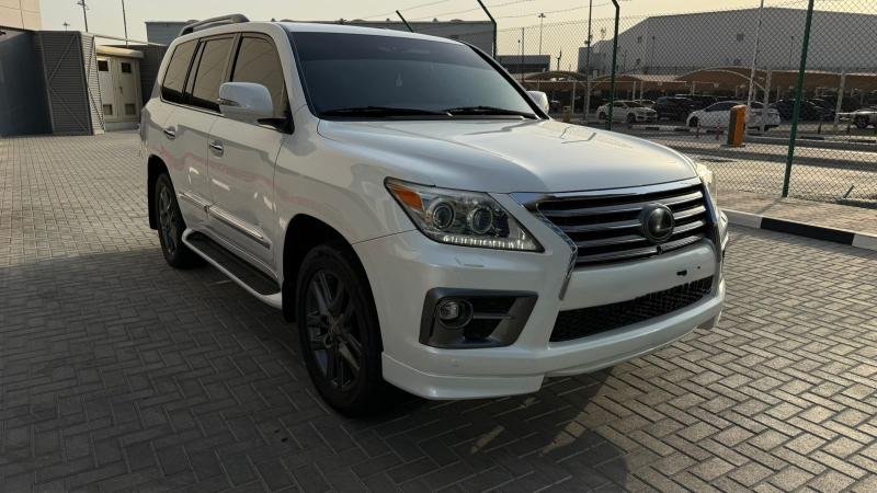 للبيع لكزس LX570 موديل 2013 خليجي 