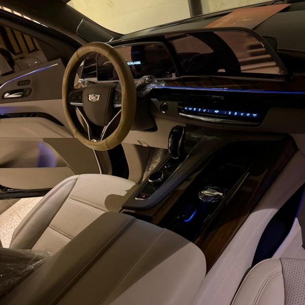 للبيع كاديلاك سكاليد بريميوم لاكجري بلاتينيوم موديل 2024 مواصفات خليجيه فول ابشن