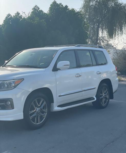 للبيع لكزس LX570 موديل 2013 فل اوبشن خليجي 