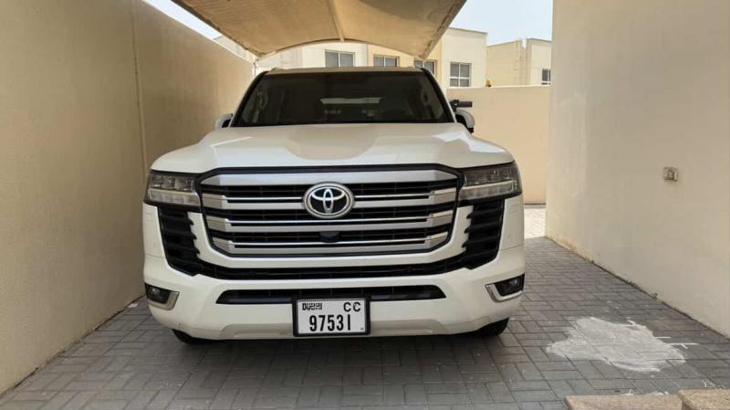 للبيع تويوتا لاندكروزر GXR-V6 موديل 2024 خليجي تحت الضمان 