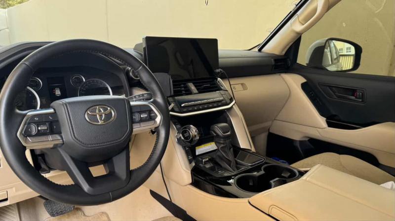 للبيع تويوتا لاندكروزر GXR-V6 موديل 2024 خليجي تحت الضمان 