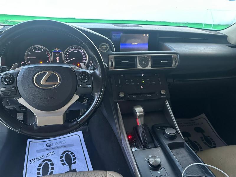 للبيع لكزس is200 t موديل 2016 فل اوبشن خليجي