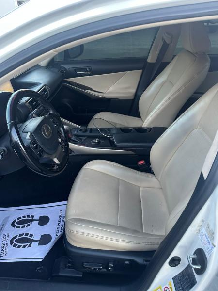 للبيع لكزس is200 t موديل 2016 فل اوبشن خليجي