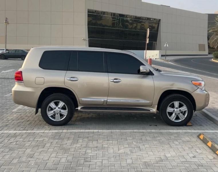 للبيع توياتا لاندكروزر 5.7 8v موديل 2012 فل كامل 1/1 اول مالك