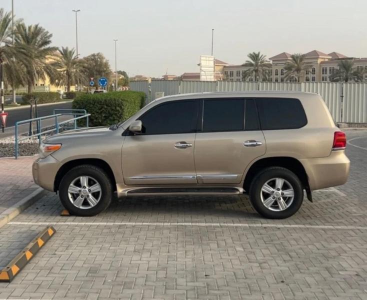 للبيع توياتا لاندكروزر 5.7 8v موديل 2012 فل كامل 1/1 اول مالك