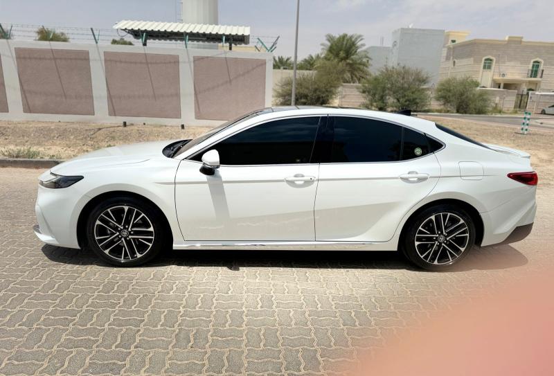 للبيع توياتا كامري GLE موديل 2025 فل اوبشن خليجي تحت الضمان 