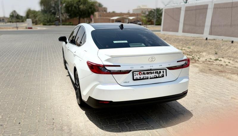 للبيع توياتا كامري GLE موديل 2025 فل اوبشن خليجي تحت الضمان 