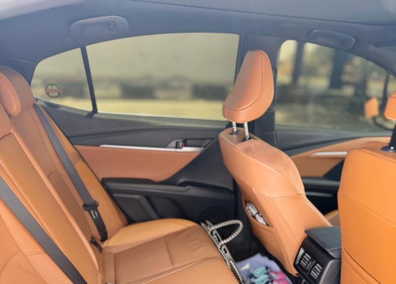 للبيع توياتا كامري GLE موديل 2025 فل اوبشن خليجي تحت الضمان 