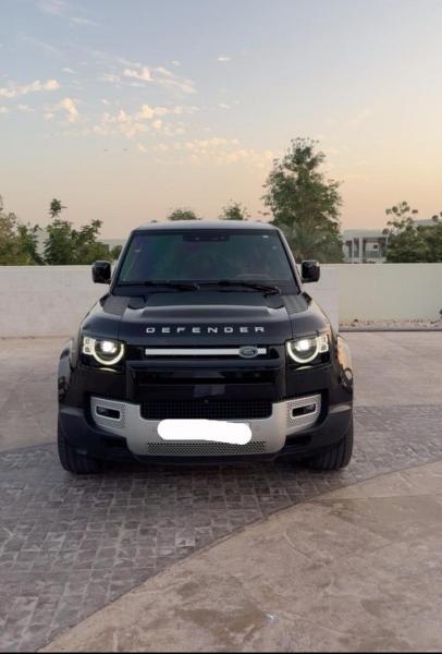 للبيع لاند روفر ديفندر HSE P400 V6 موديل 2024 فل اوبشن خليجي تحت الضمان 